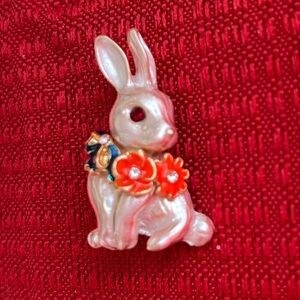 Rabbit Brooch, Pearl, Orange & blue accent colors, NWT, 1.25 x .75”, chain loop